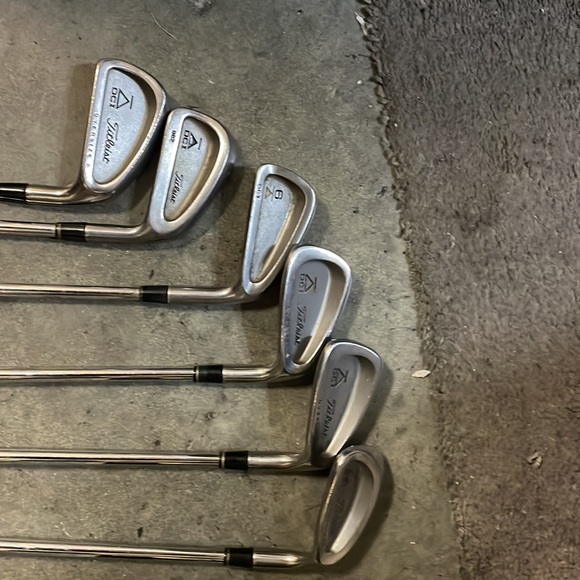 Titleist Mens Golf Set 8 Pc. 
In right hand - Picture 12 of 15